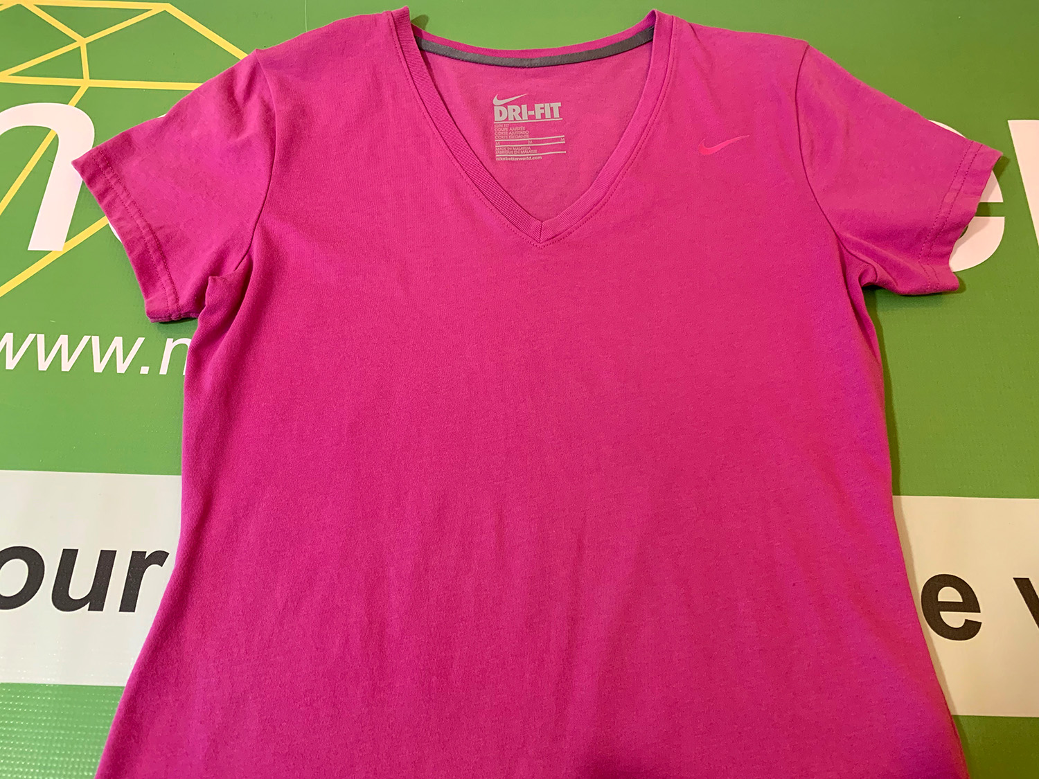 Nike Womens Dri-Fit Slim Fit Pink V-Neck Shirt Size M
